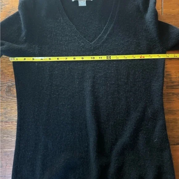 Ply Cashmere 100% Cashmere Black V-necklace sweater, size L - Picture 3 of 6